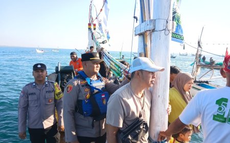 Pelepasan Larung sesaji masyarakat Nelayan Desa Landangan Kec.Kapongan