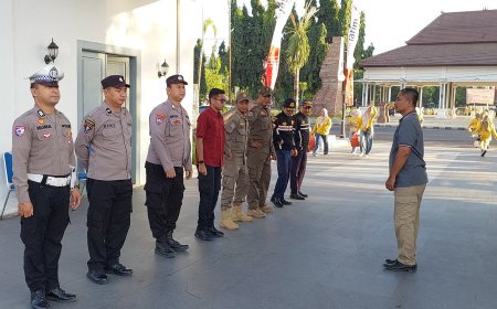 Hadir Beri Rasa Aman, Polsek Besuki Kawal Suksesnya Peringatan HUT IBI Ke-75 di Alun-alun Besuki.